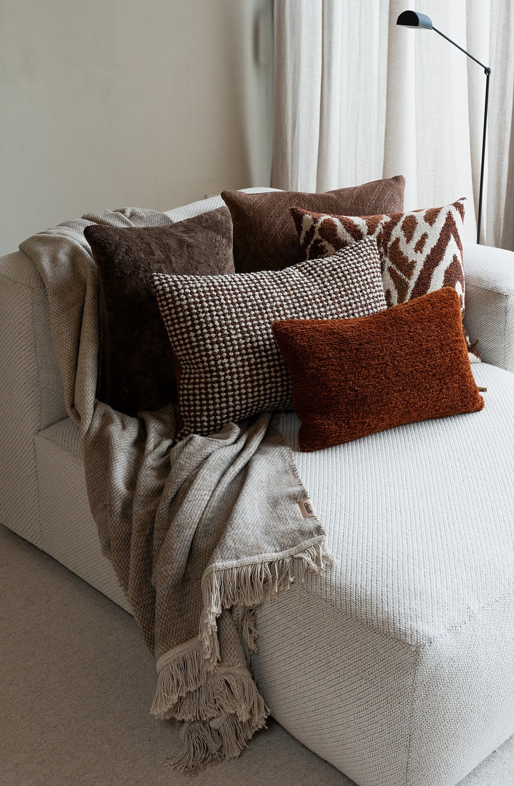 Sfeerfoto Claudi kussenset 707 – luxe sierkussens in brique, rust en camel