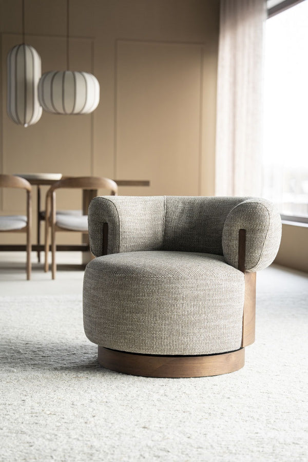 Fauteuil Nila bruin taupe Vanu – fauteuil van Eleonora in een interieur