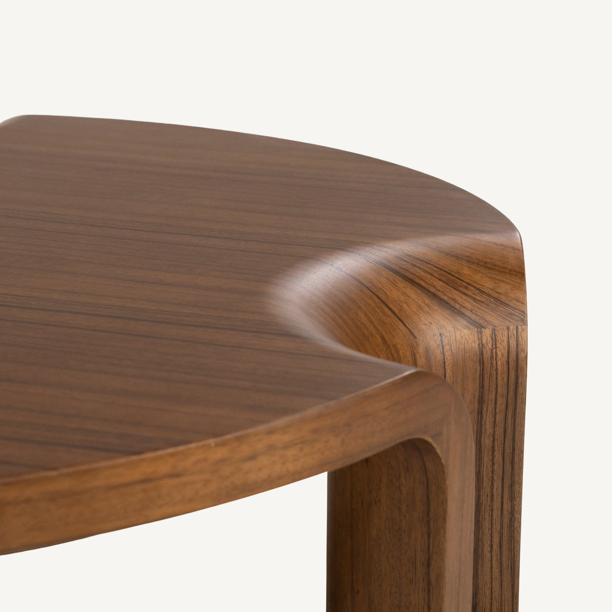 Salontafel Avar – detail van de afwerking van de salontafel