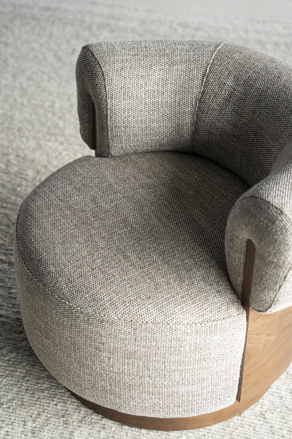Fauteuil Nila bruin taupe Vanu – detail van de afwerking van de fauteuil