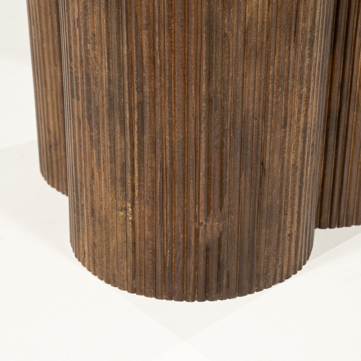 Eettafel Xanni bruin – detail van de afwerking van de eettafel