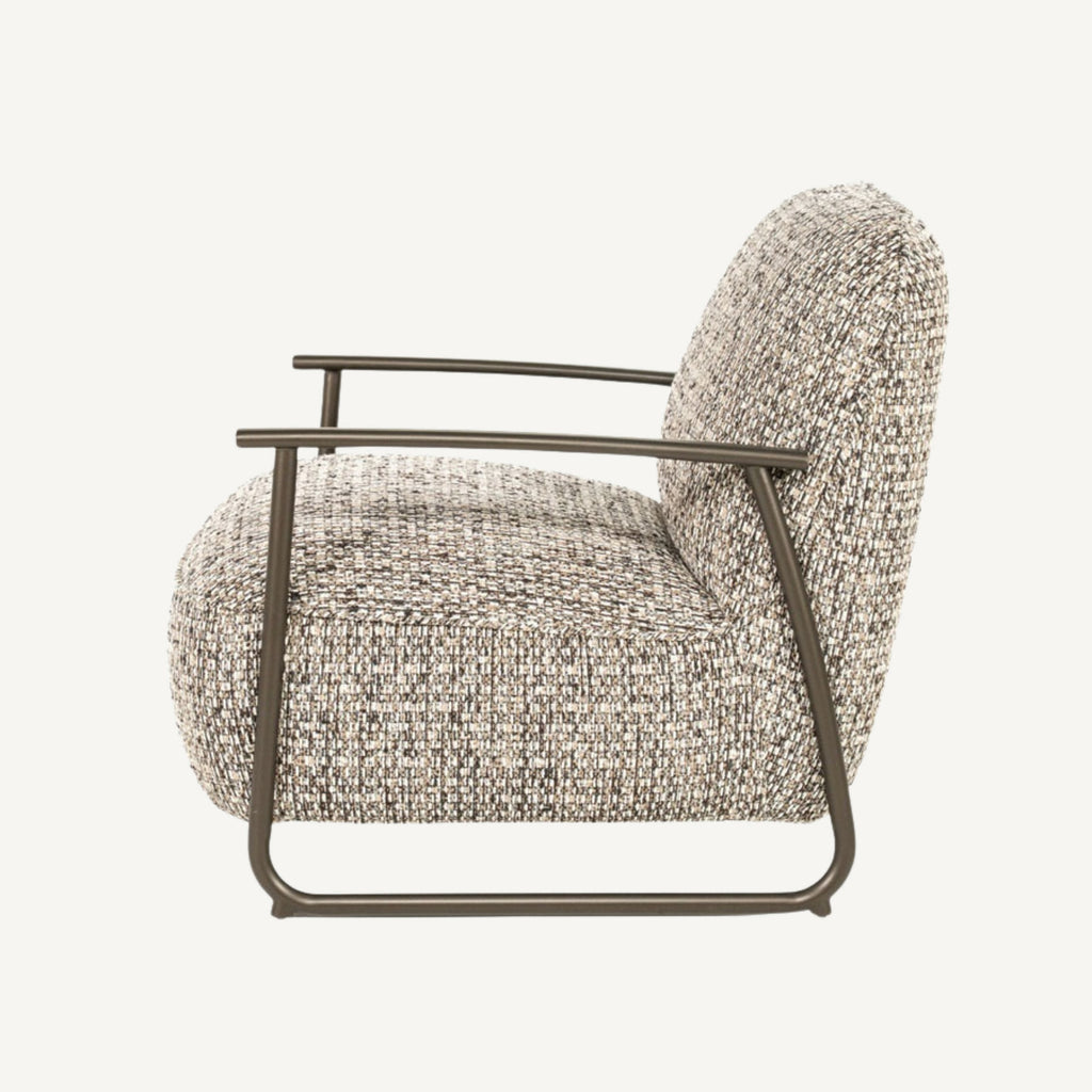 Fauteuil Norel taupe Vive – detail van de rugleuning en de armleuning