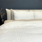 Linnen dekbedset wit van Town & Country — gestyled op bed