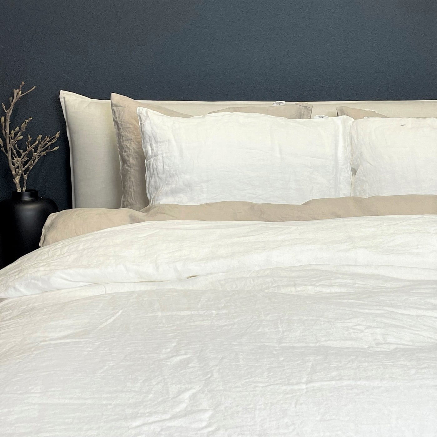 Linnen dekbedset wit van Town & Country — gestyled op bed