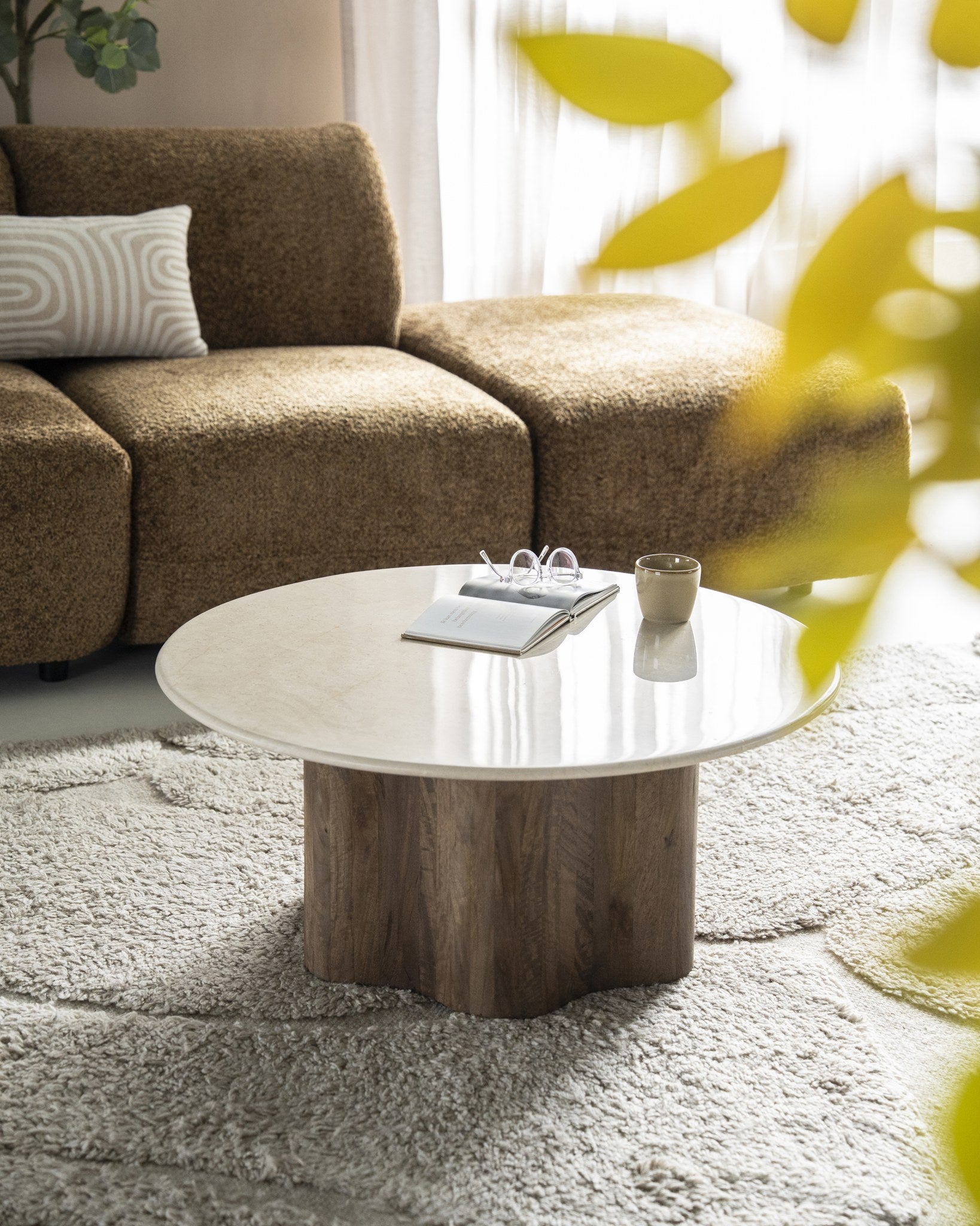 Salontafel Bodhi bruin – salontafel van Eleonora in een interieur
