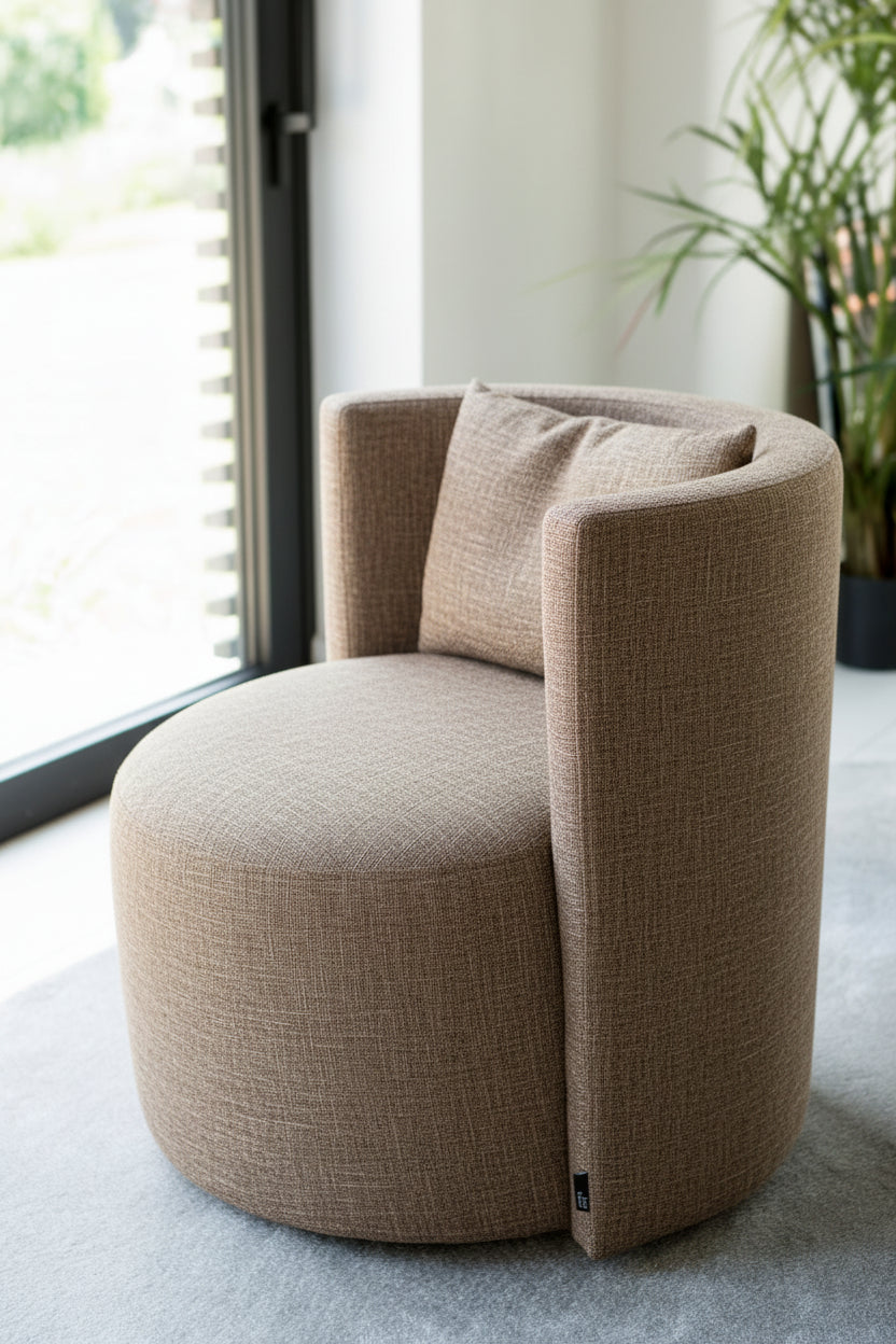 Low dining stoel Pastille van Passe Partout — opgesteld in een interieur