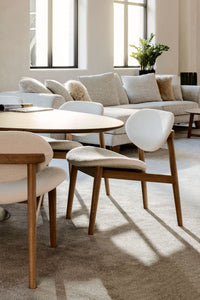Low dining stoel Odin van Passe Partout in massief eikenhout — opgesteld in een interieur