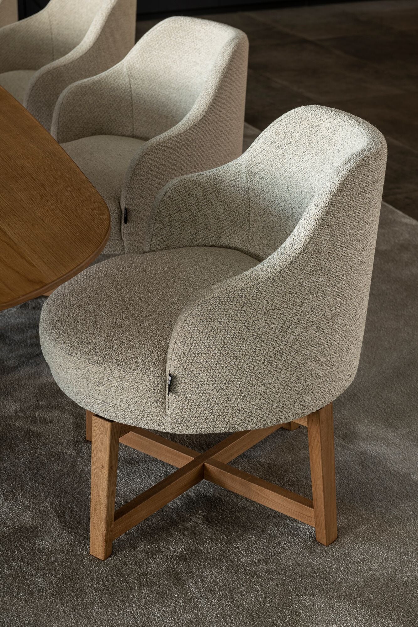 Low dining stoel Lamos van Passe Partout in massief eikenhout — opgesteld in een interieur