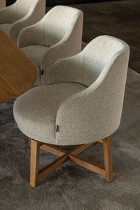 Low dining stoel Lamos van Passe Partout in massief eikenhout — opgesteld in een interieur