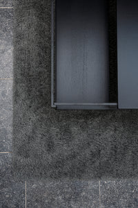 Vloerkleed Iris van Passe Partout in donkere tint, hoekdetail