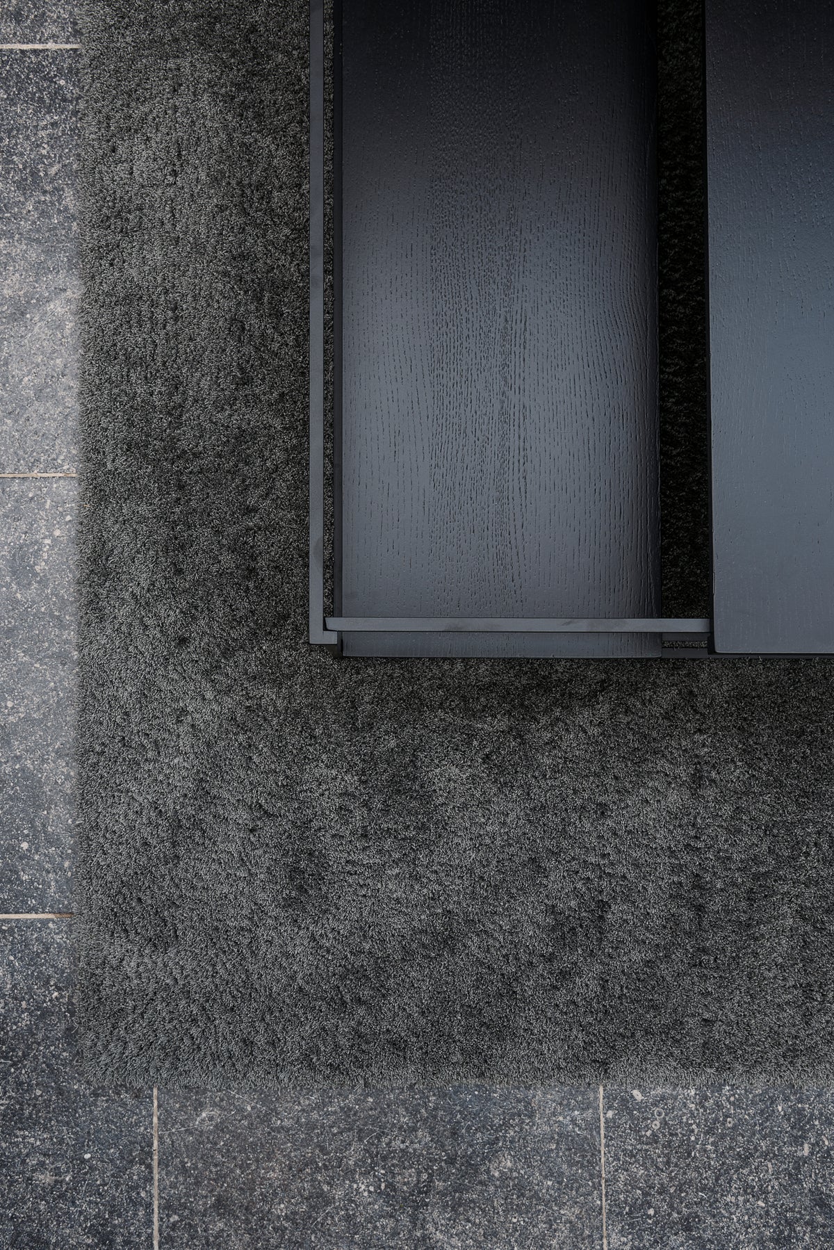 Vloerkleed Iris van Passe Partout in donkere tint, hoekdetail