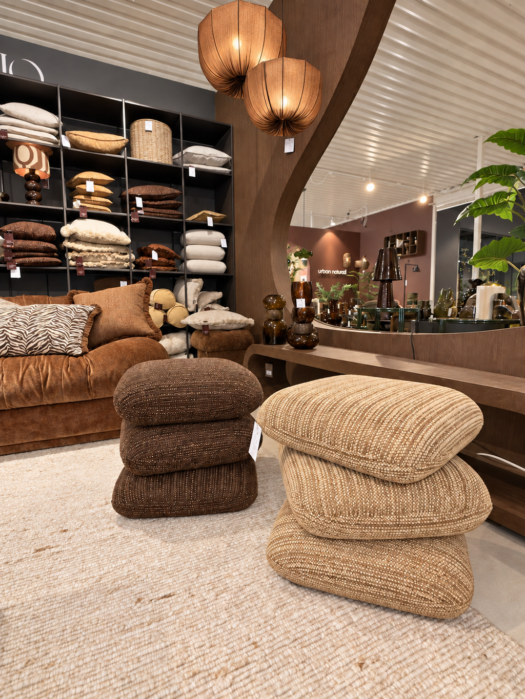 Pillowscape-poefs van BY BOO in donkerbruin en beige in een warm ingericht interieur